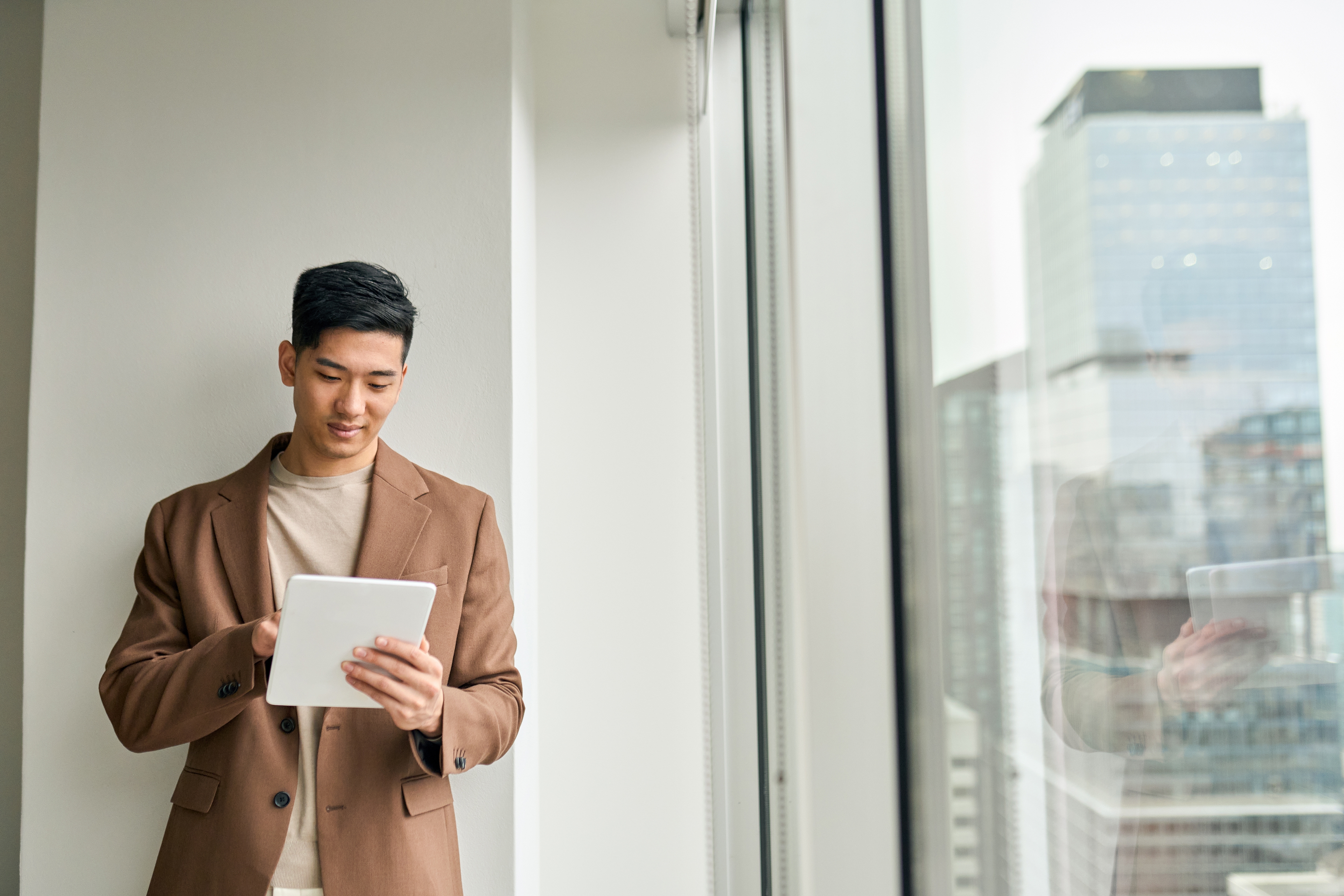 a finance expert using his tablet